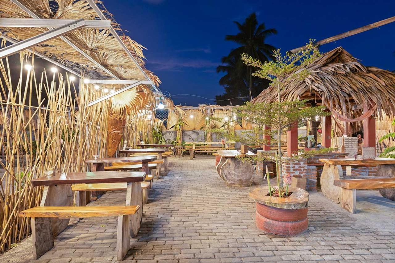 Onong'S Homestay & Cafe Tomohon Екстер'єр фото